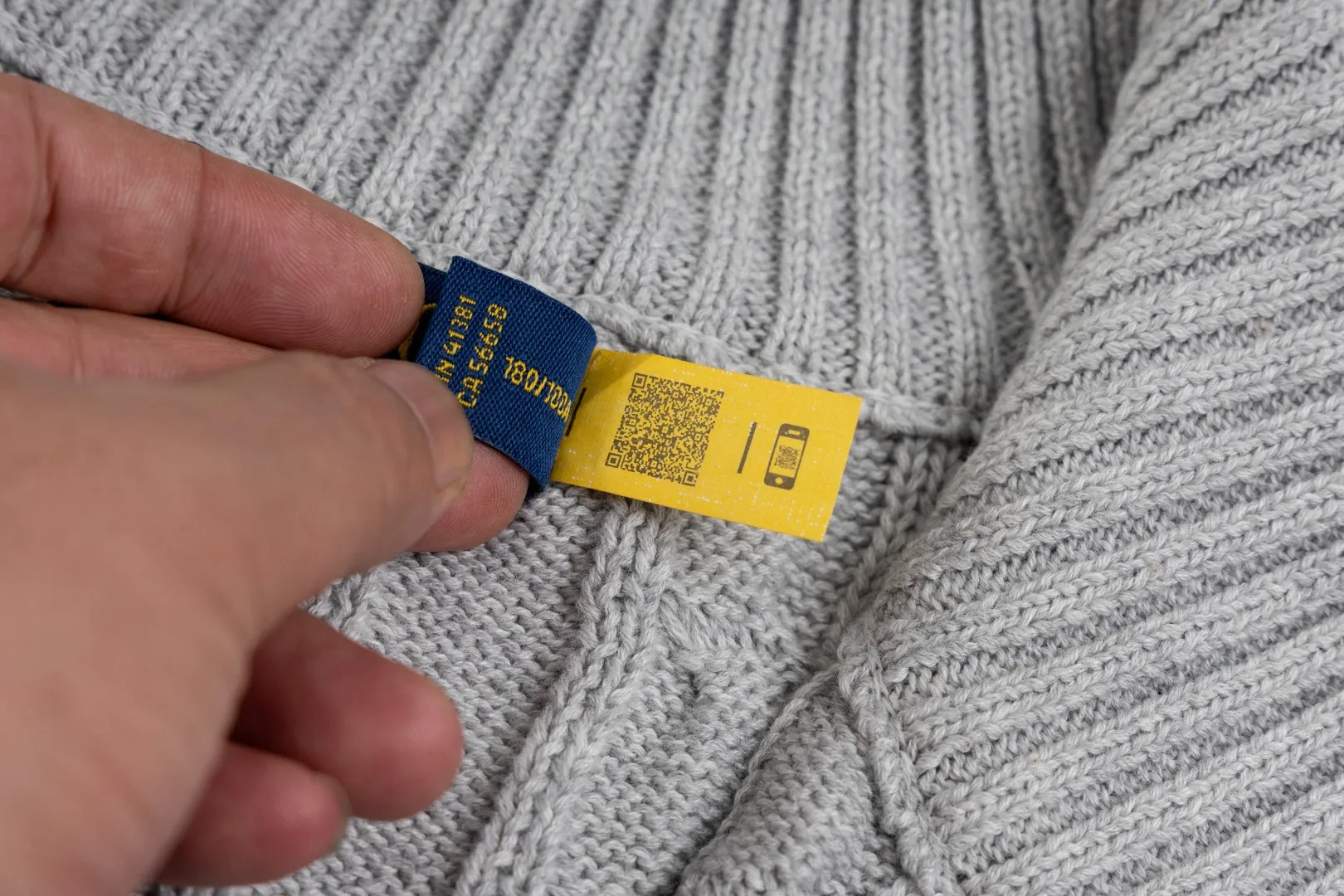 P236 #R92 RALPH LAUREN Ralph Lauren fifteen colors classic small label embroidery logo turtleneck pullover half-zip knitted cable sweater with high-density LOGO embroidery on the chest and original customized tag accessories. Made of pure cotton yarn, pure cotton is skin-friendly and comfortable, small label war horse embroidered twist turtleneck sweater 🐎 high quality, follow the blogger to learn how to wear it! Let’s buy a Ralph Lauren cable sweater. It’s a super hard-to-find series after it became popular. It’s hard to find one on the official website. It’s simple and practical to wear, with a lazy and loose feel. The thickened fabric has more texture, feels soft and delicate, and has a loose fit. Whether worn alone or layered, you can wear different styles of fashion with just one piece!   Size：XS S M L